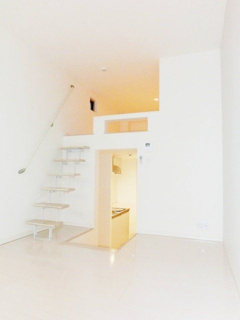 居室・リビング　大きなロフトが付いた開放感のある室内。