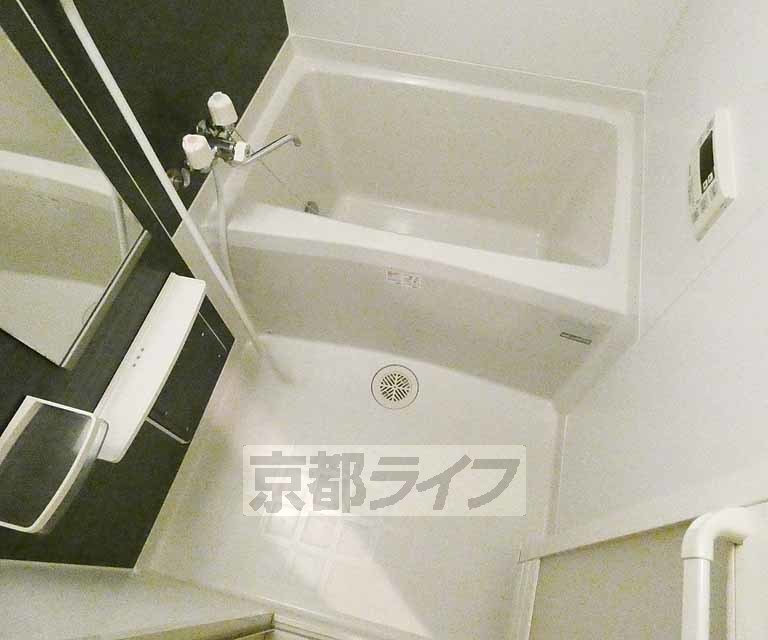 バス・シャワールーム　清潔感のあるバスルームです。