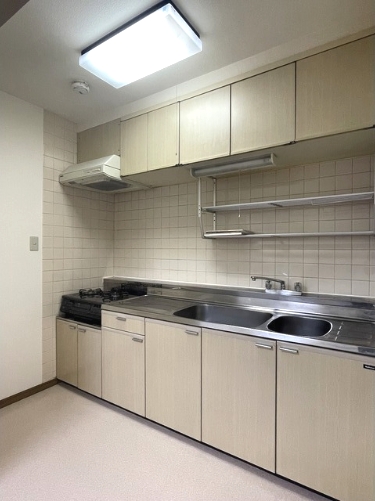 キッチン　【参考】同建物内の別のお部屋の画像です