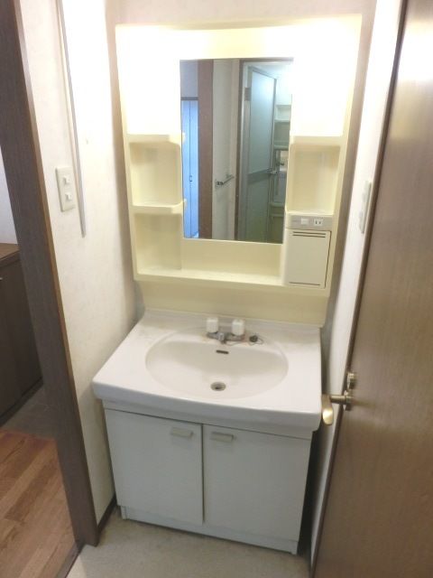 洗面設備　朝の身支度に便利な独立洗面台です