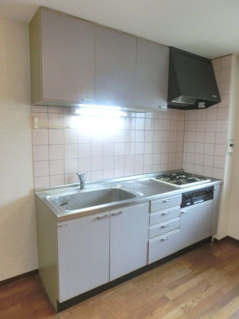 キッチン　お料理がはかどる3口グリル付きのシステムキッチンです