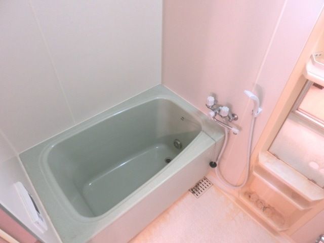 バス・シャワールーム　一日の疲れを癒してくれる追焚付きバスです