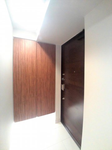 玄関　※同物件別住戸の写真を参考に掲載しております。