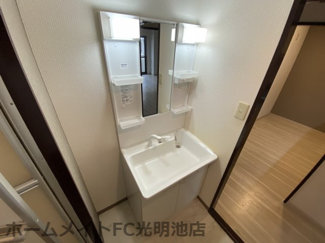 洗面設備　明るい洗面所です