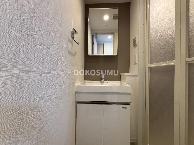 洗面設備　忙しい朝もスムーズに。使いやすさを追求した清潔な洗面空間。