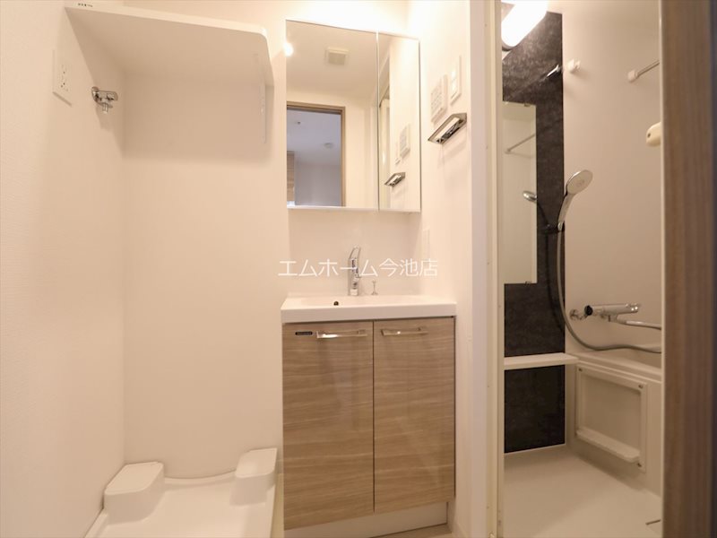 洗面設備　脱衣所　独立洗面台（シャンプードレッサー付）