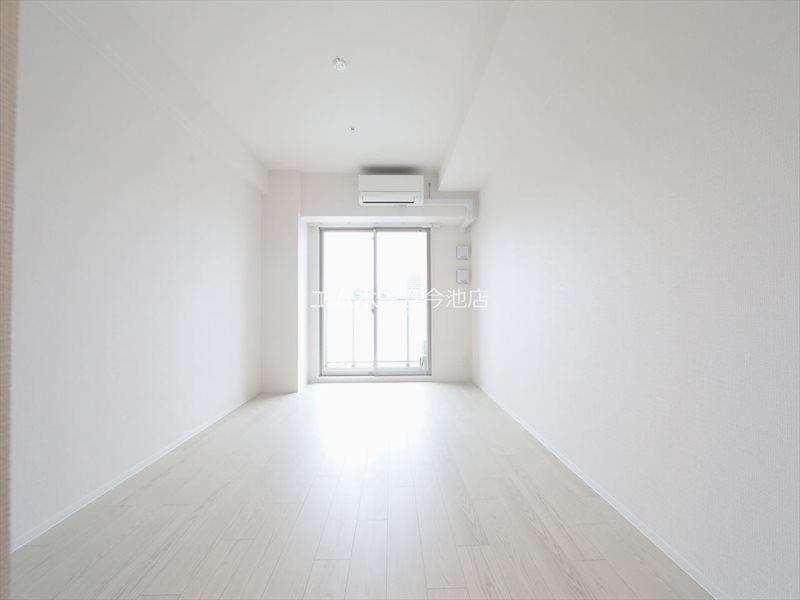 その他部屋・スペース　洋室8.4帖　エアコン付　南向きバルコニーに面しています