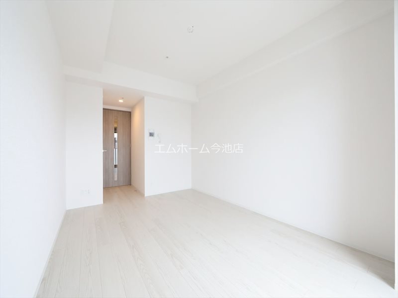 居室・リビング　洋室8.4帖　エアコン付　南向きバルコニーに面しています