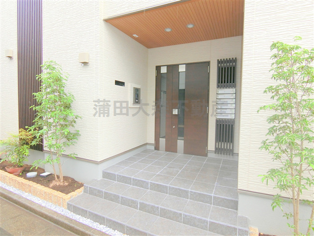 エントランス　TVモニター付オートロック付きのエントランス