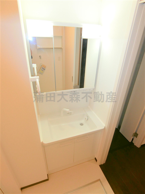 洗面設備　3面鏡の独立洗面台　洗面脱衣所