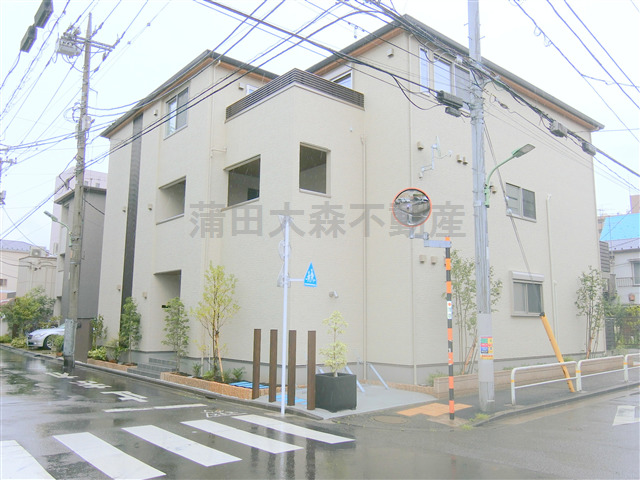 建物外観　2019年8月築　木造地上3階建て総戸数7戸インターネット無