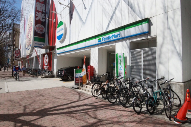 コンビニ　ファミリーマート　キング観光若宮大通店（コンビニ）まで94m