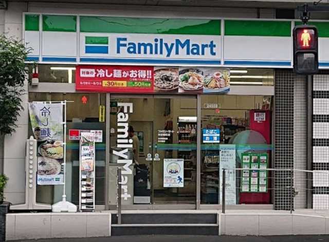 コンビニ　ファミリーマート　市谷柳町店（コンビニ）まで410m