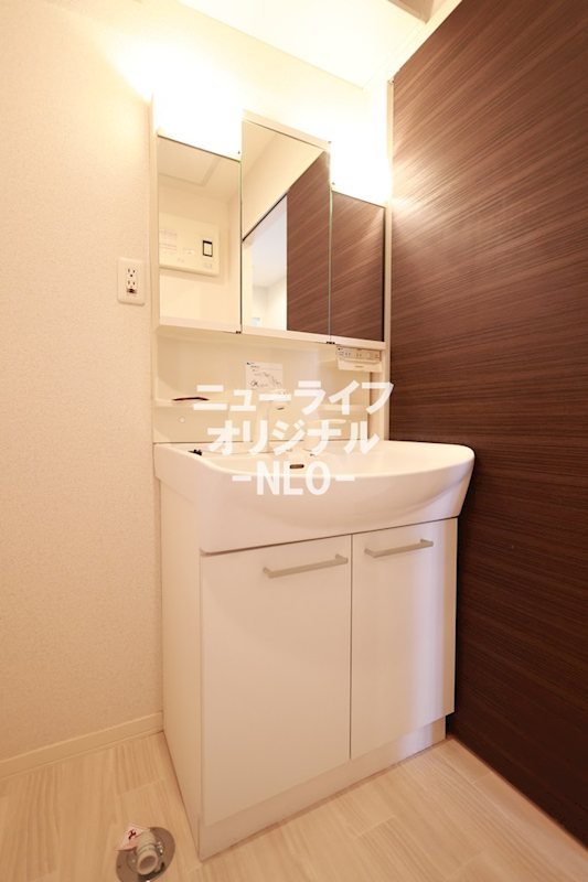 洗面設備　シャワー付き洗面台で忙しい朝でも楽に身支度が出来ます！