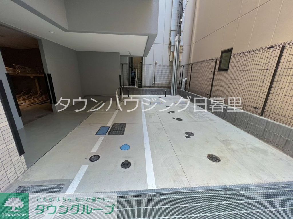駐車場　玄関
