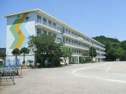 小学校　三島市立沢地小学校（小学校）まで827m