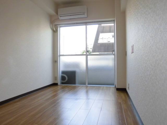 居室・リビング　落ち着いた色合いの床材を使用した居住空間です。