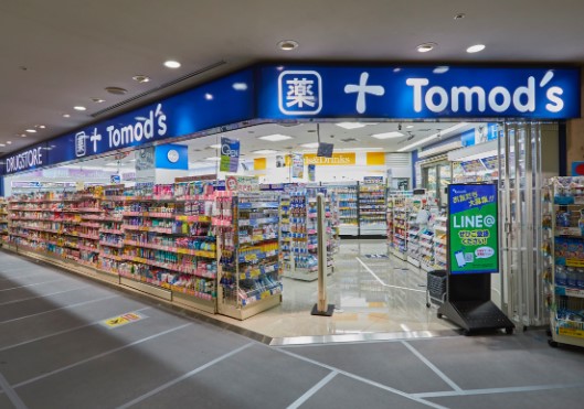 ドラックストア　トモズ東京オペラシティ店（ドラッグストア）まで747m