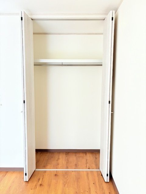 収納　洋室６帖のクローゼット※同タイプ参考写真