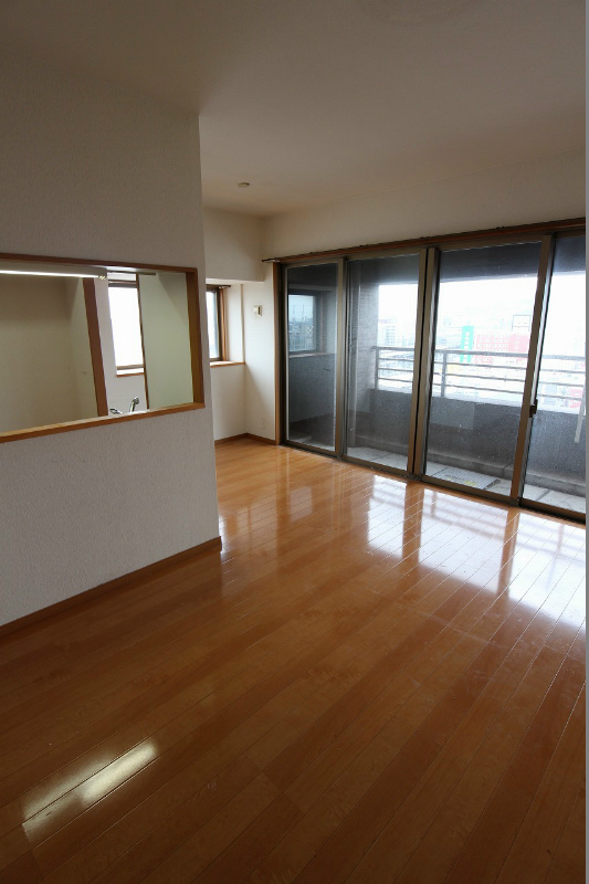 居室・リビング　窓も多く明るいお部屋です。