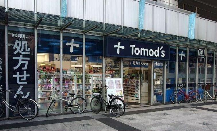 ドラックストア　トモズ トルナーレ浜町店（ドラッグストア）まで155m