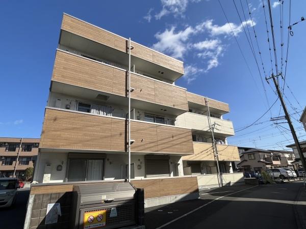 建物外観　重量鉄骨造の３階建です。