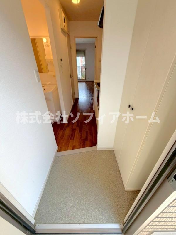 玄関　205号室のお写真となります