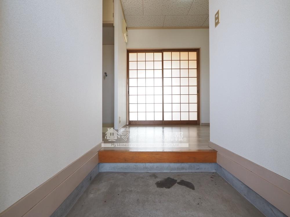 玄関　※内観写真は203号を引用しており、内装が異なる場合がござい