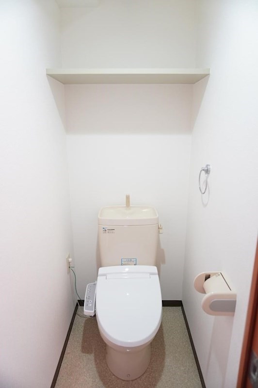 トイレ　トイレは快適な温水洗浄便座付き