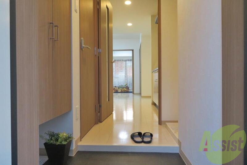 玄関　玄関を入ると、正面がお部屋、左手に洗面やお風呂トイレです