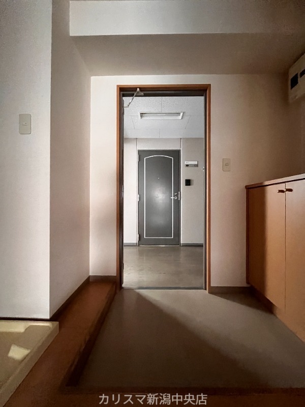玄関　※別部屋参考写真