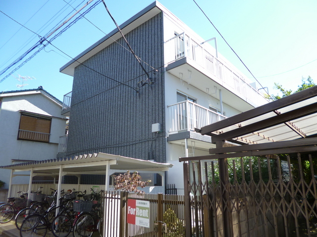 建物外観　南西向きの３階建てマンション。