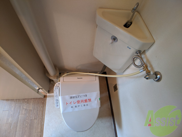 トイレ　ウォッシュレット付きです。オシリに優しい設備です。