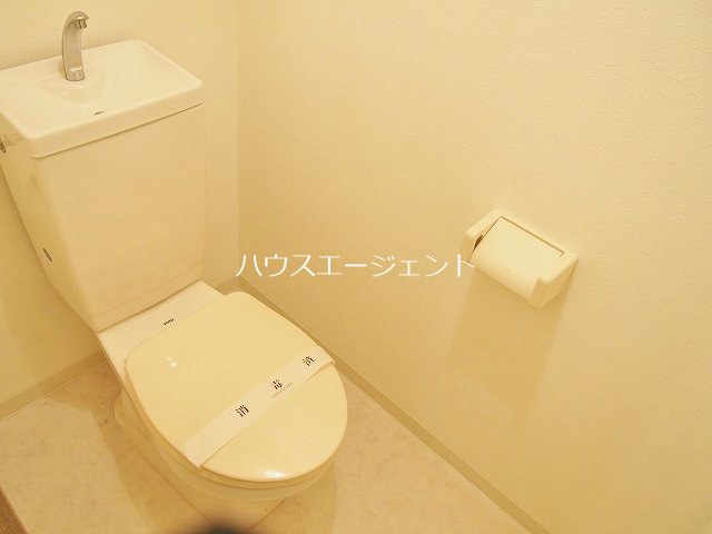 トイレ　コンセントあるんでウォシュレット付けれます。