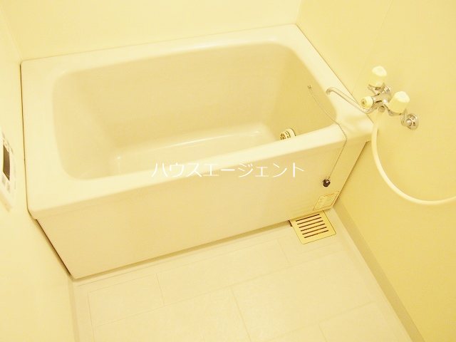 バス・シャワールーム　嬉しいオートバス、追い焚き機能付き。