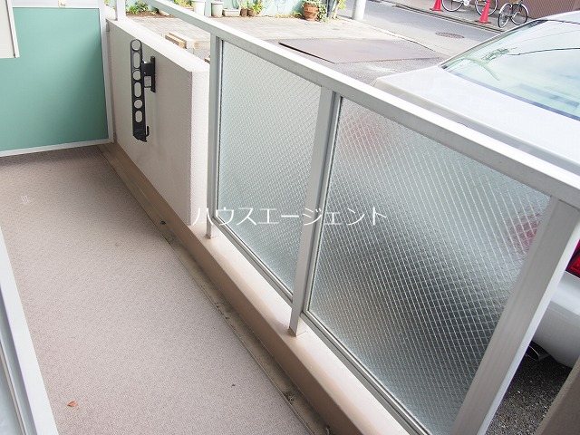 バルコニー　明るく広いバルコニー。洗濯が楽しくなります。