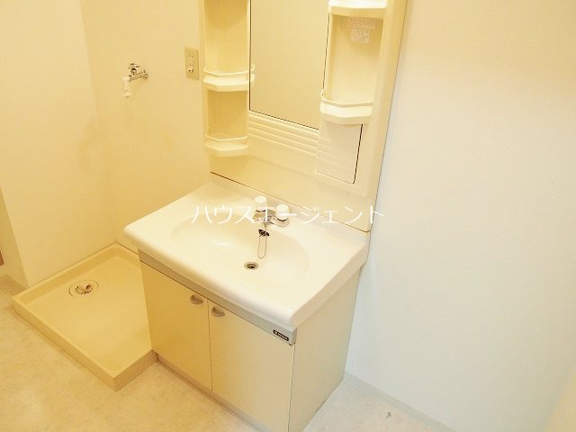 洗面設備　洗濯機置き場です。