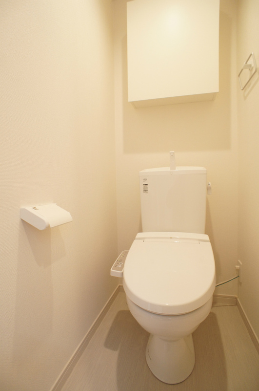 トイレ　落ち着いた色調のトイレです