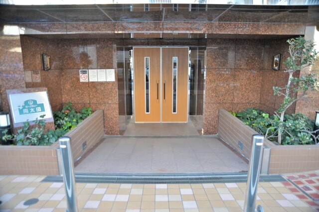 エントランス　お洒落な建物デザイン♪