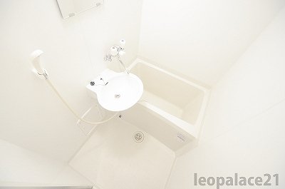 バス・シャワールーム　落ち着いた空間のお風呂です