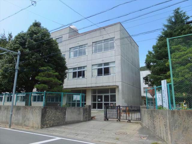 小学校　豊橋市立多米小学校（小学校）まで869m