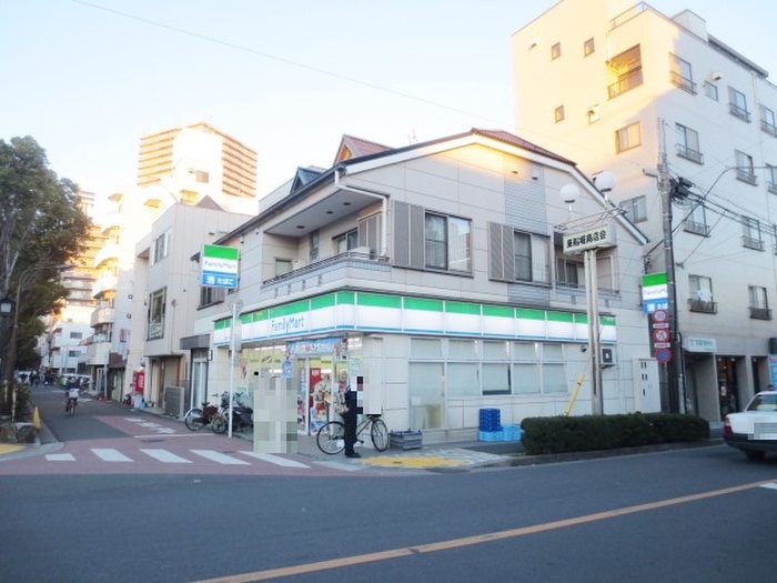 コンビニ　ファミリーマート（コンビニ）まで130m
