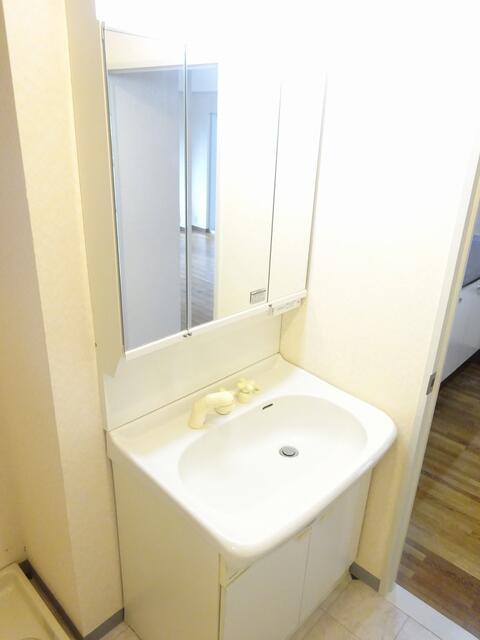 洗面設備　他の部屋の写真を使用しており…?