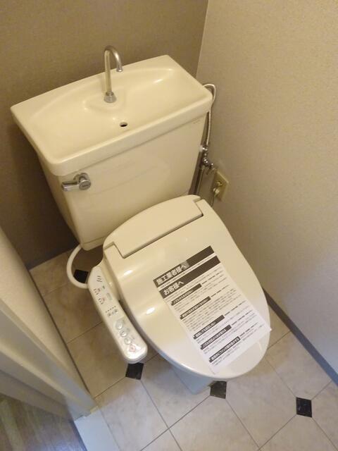 トイレ　他の部屋の写真を使用しており…?