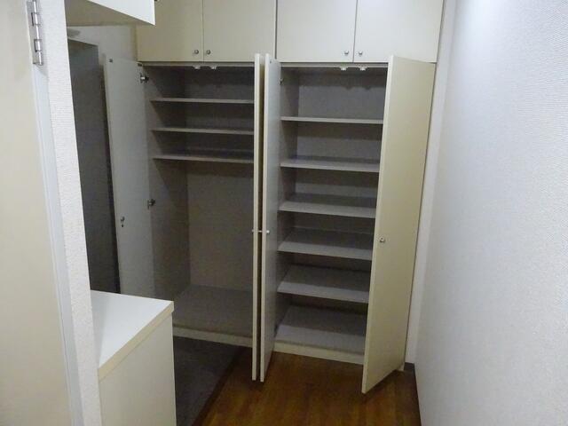 収納　他の部屋の写真を使用しており…?