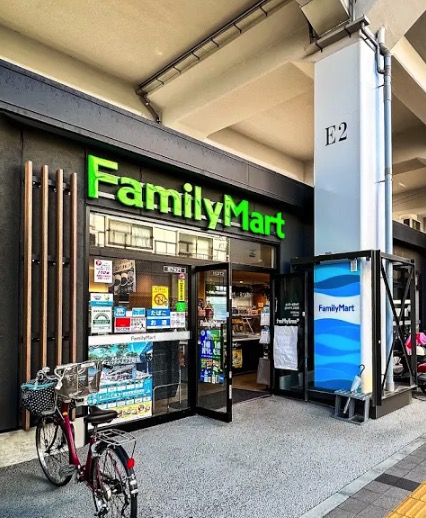 コンビニ　ファミリーマート東京ミズマチ店（コンビニ）まで142m