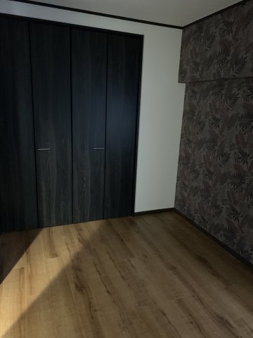 その他部屋・スペース　落ち着いた色調の寝室です