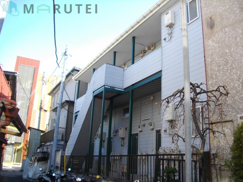 建物外観　南側、サイデング張りの建物です。