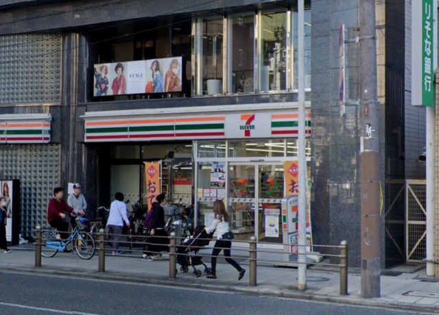コンビニ　セブンイレブン大阪今福鶴見駅前店（コンビニ）まで261m