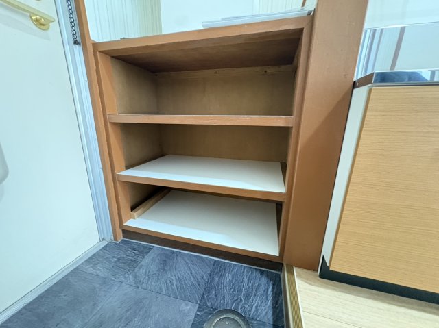 収納　玄関入るとすぐに靴箱があります。上段は物置になりますので鍵の
